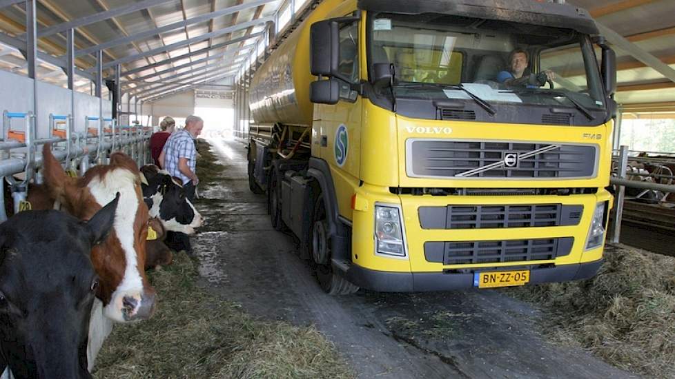 Dat het bouwblok smal is, blijkt ook wel uit dit tafereel. Ruimte voor een weg naast de stal is er niet, dus al het vervoer gaat dóór de stal. Het bouwblok ligt ingeklemd tussen links de buurman, en rechts overheidsgrond.