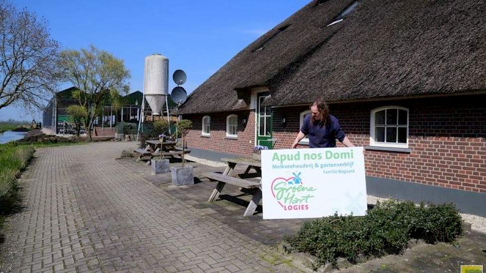 Pieter en Saskia runnen ook een gastenverblijf. Ze vinden het belangrijk dat het gehele plaatje van de nieuwe serrestal er mooi uitziet.