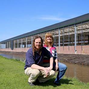 Pieter en Saskia Bogaard bouwden een nieuwe serrestal met een hoop licht, veel koecomfort en ingepast in de lintbebouwing. 'We wilden een stal met een hoog wauw-gehalte, alsof je in een kijkdoos kijkt.'